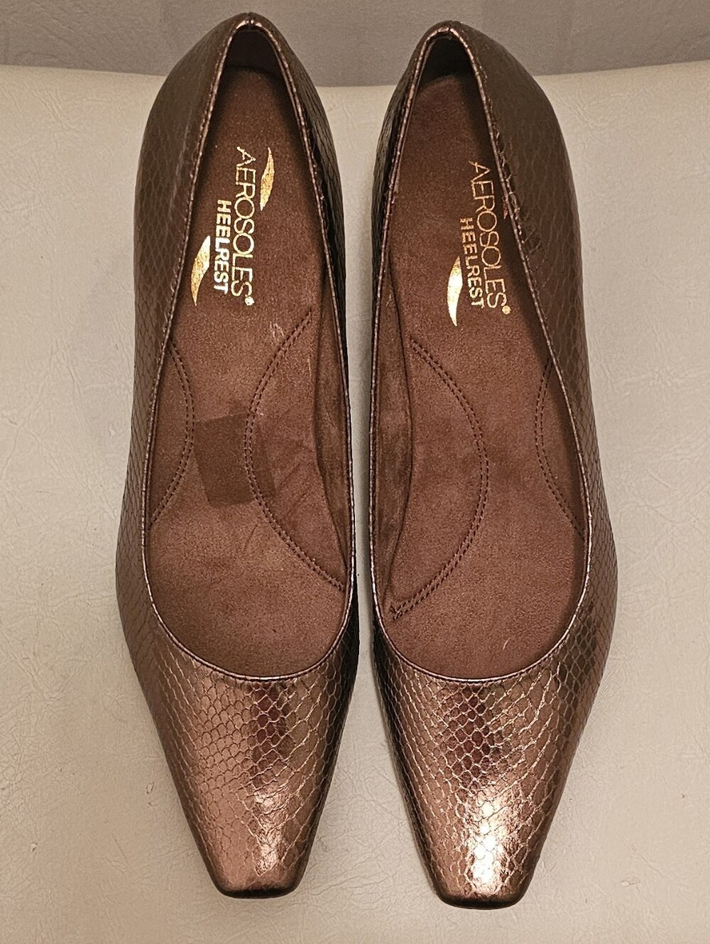 LIKE NEW Aerosoles Heel Rest Bronze Metallic Snakeskin Pointed Toe Pumps Sz 10